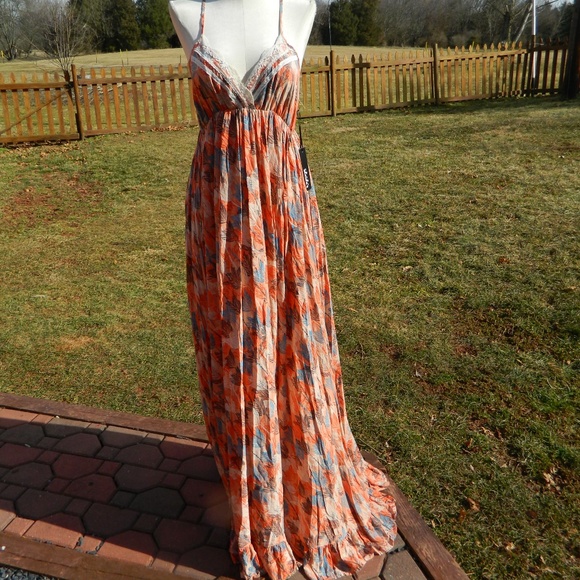 Lulus Dresses & Skirts - Lulu's Floral Leaf Pattern Maxi Dress sz S NWT